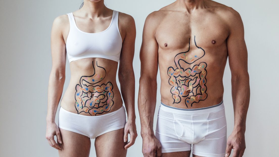 Frau mit Illustration Darm mit bunten Bakterien auf dem Bauch. Nützliches Darmmikrobiom