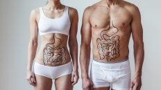 Frau mit Illustration Darm mit bunten Bakterien auf dem Bauch. Nützliches Darmmikrobiom